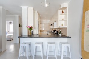 Apartamento conforto, 2 quartos | Opções para refeição no quarto