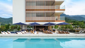 A modern hotel with a pool, lounge chairs, and umbrellas. - Hotel Fasano Angra dos Reis (Angra dos Reis)