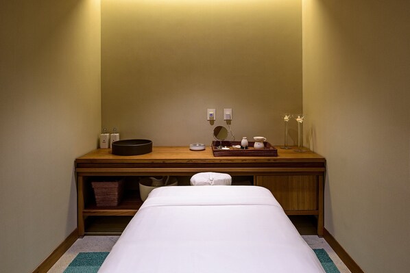 A hotel room with a wooden desk, a bed, a small shelf, and a mirror. - Hotel Fasano Angra dos Reis (Angra dos Reis)