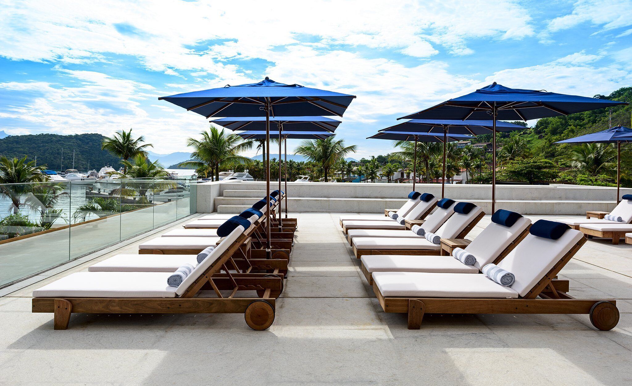 2 outdoor pools, pool loungers