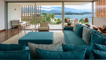 In-room safe, free WiFi, bed sheets