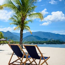 Plage, chaises longues, parasols, serviettes de plage