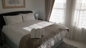 C11 Century on Lake  | 2 bedrooms, in-room safe, iron/ironing board, cots/infant beds - C11 Century on Lake (Cape Town)