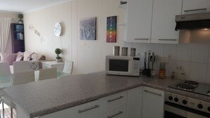 Full-sized fridge, oven, stovetop, electric kettle - C11 Century on Lake (Cape Town)