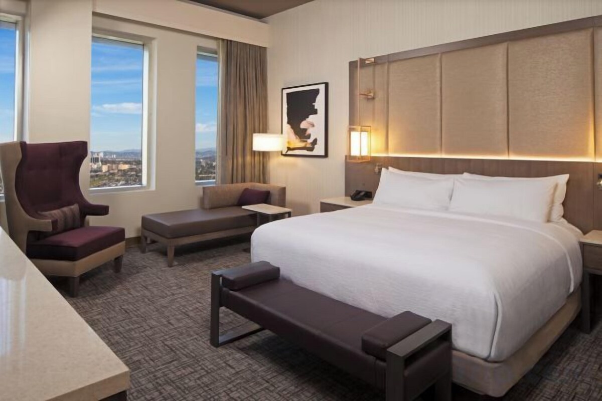 Hearing Mobility Accessible Deluxe King Room with Tub