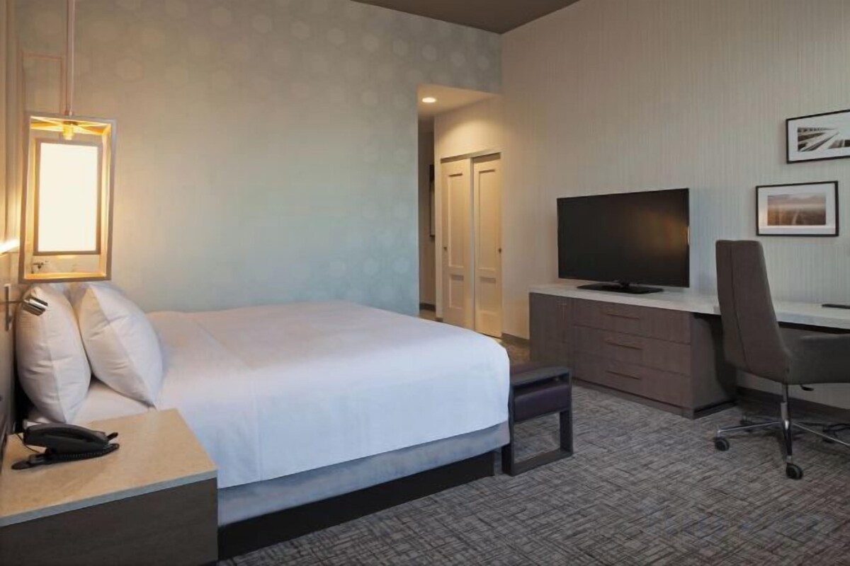 Premium bedding, pillowtop beds, in-room safe, desk