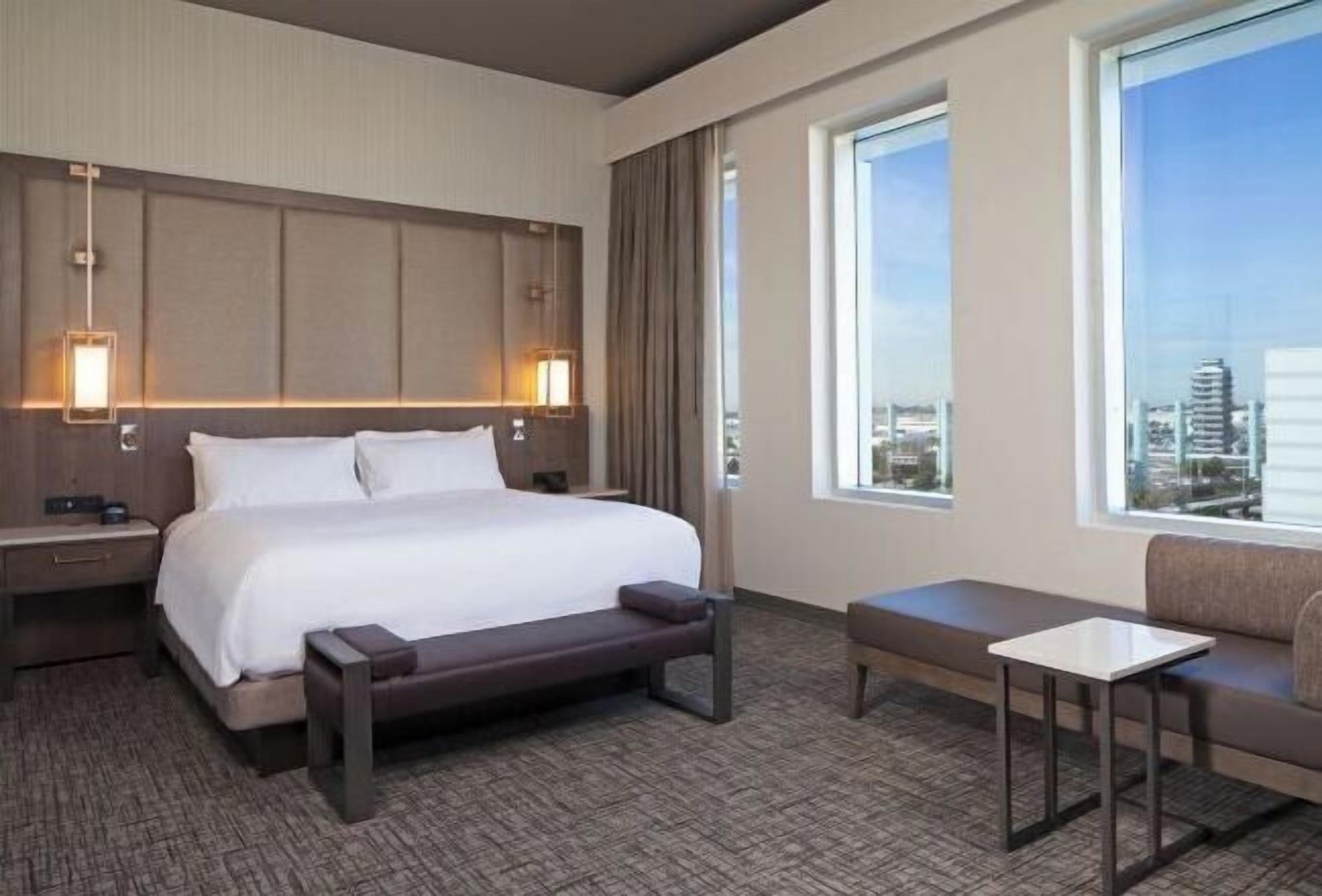 高級寝具、ピロートップベッド、セーフティボックス (室内)、デスク