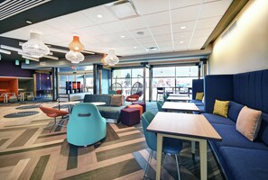 Lobby - Tru by Hilton Portland Airport Area (South Portland)