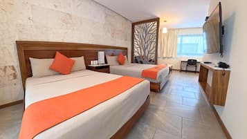 Comfort suite, meerdere bedden | Hypoallergeen beddengoed, donzen dekbedden, een bureau