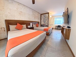 Hypo-allergenic bedding, down duvets, desk, laptop workspace - Hotel Grand Fifty Suites (Playa del Carmen)