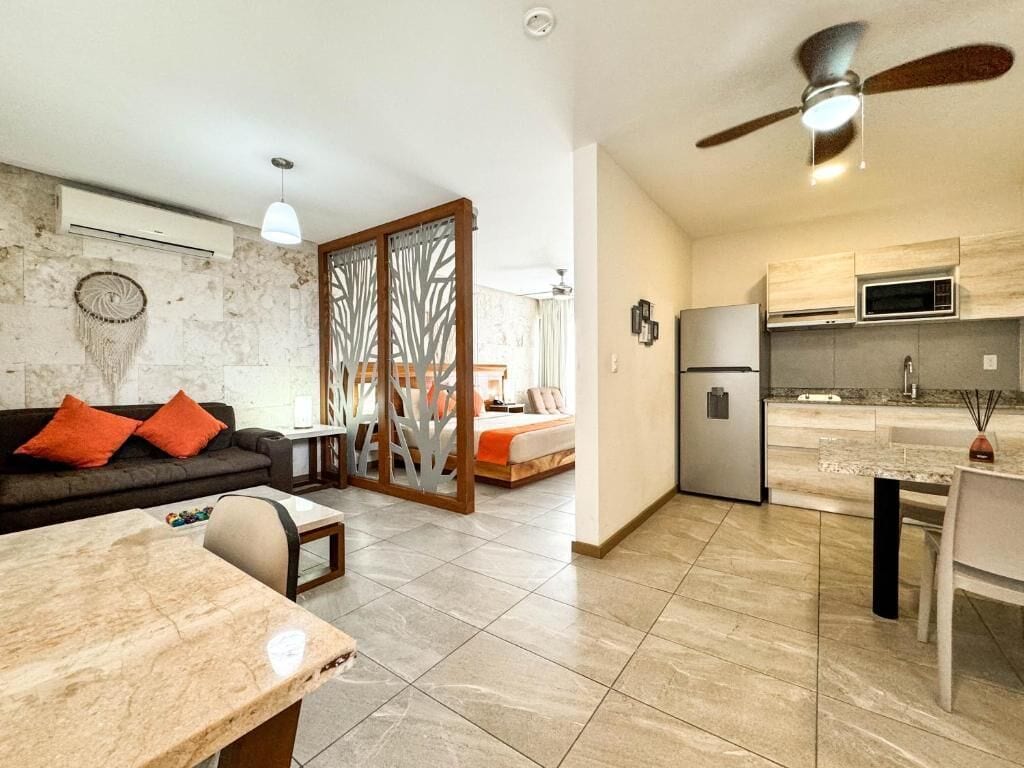 Deluxe Suite, Balcony | Peralatan tempat tidur hipoalergenik, gebar bulu kapas, meja 