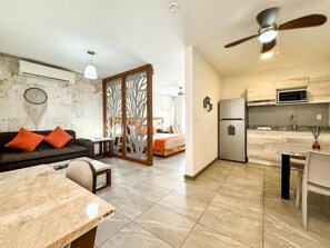 Hypo-allergenic bedding, down duvets, desk, laptop workspace - Hotel Grand Fifty Suites (Playa del Carmen)