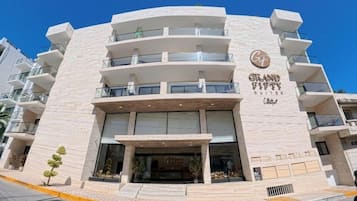 Vista frontal de la propiedad