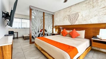 Suite Deluks, balkon | Seprai antialergi, selimut bulu angsa, dan meja kerja