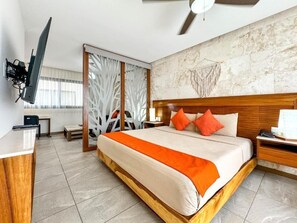 Deluxe Suite, Balcony | Hypo-allergenic bedding, down duvets, desk, laptop workspace - Hotel Grand Fifty Suites (Playa del Carmen)