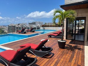 Kolam renang rooftop