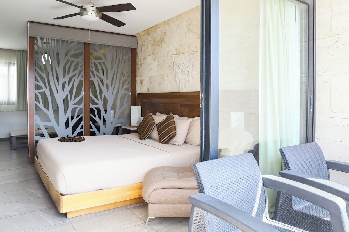 Suíte luxo, sacada | 1 quarto, edredons de pluma, escrivaninha