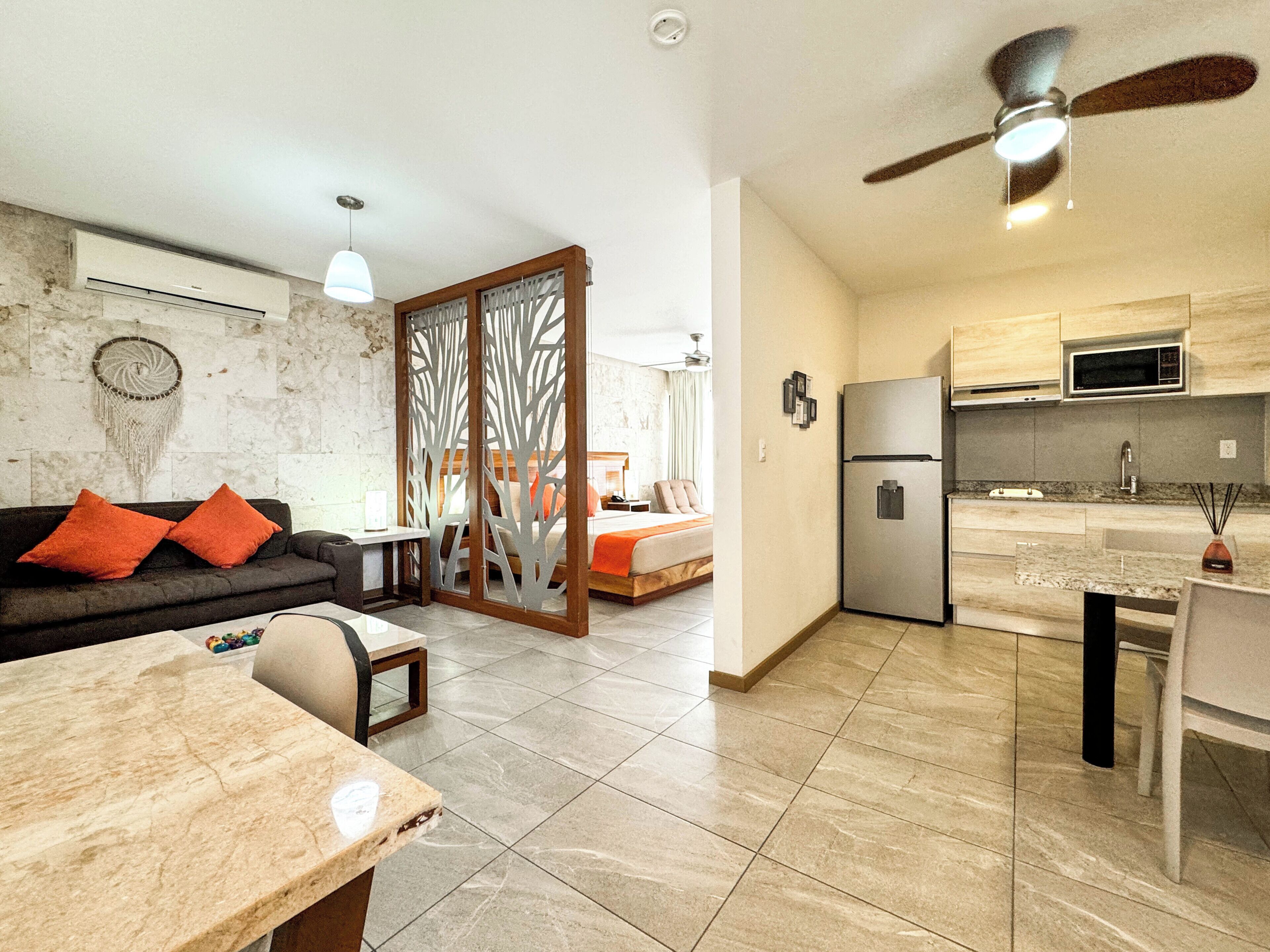 Un appartement moderne comprenant un salon, une cuisine et une chambre.