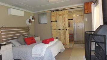 Cabin 1 (Lover's nest) | Italiaanse Frette-lakens, luxe beddengoed, een strijkplank/strijkijzer