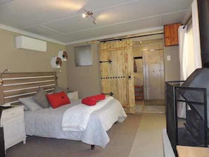 Cabin 1 (Lover's nest) | Frette Italian sheets, premium bedding, iron/ironing board, free WiFi - Cango Retreat (Oudtshoorn)