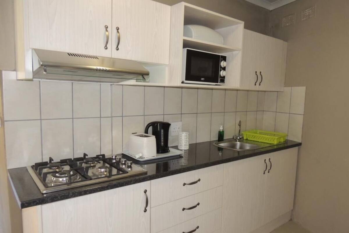 Dapur peribadi | Peti sejuk/penyejuk beku saiz penuh, ketuhar gelombang mikro 