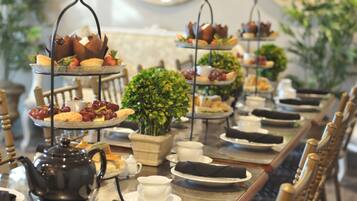 Free daily full breakfast