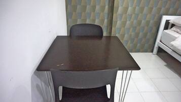 Quarto standard | Área de estar | TV LCD 32 polegadas com canais a cabo, TV