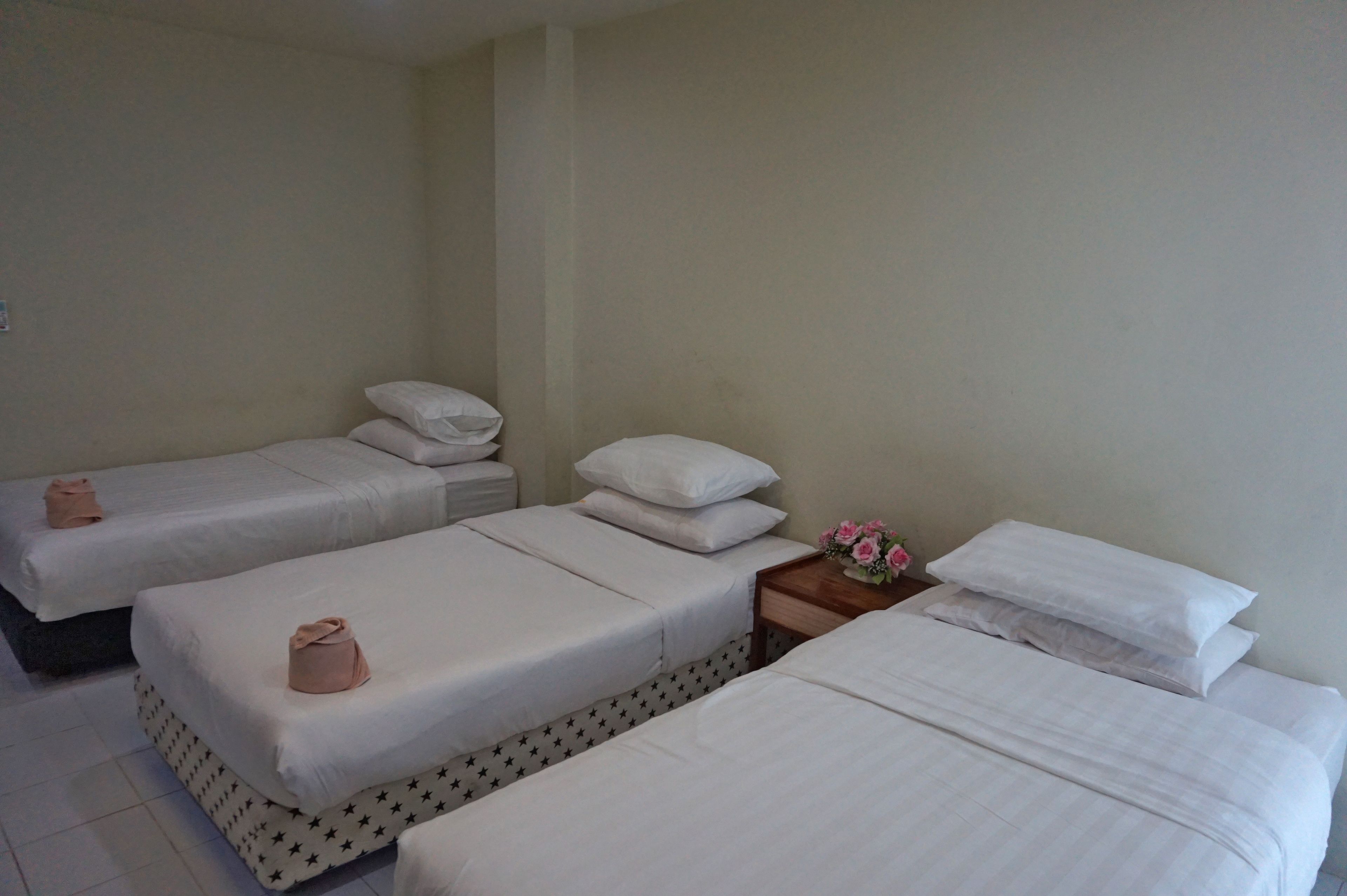 غرفة عادية ثلاثية | بديكورات فريدة لكل غرفة وستائر تعتيم وواي فاي مجانًا