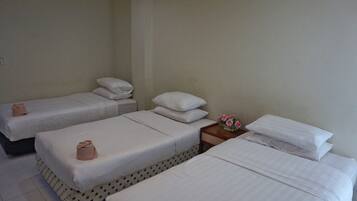 Quarto triplo standard | Individualmente decorados, cortinas blackout, Wi-Fi de cortesia