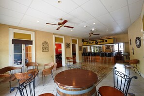 2 bars/lounges