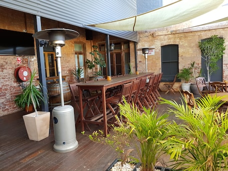 Terraza o patio. Commercial Hotel