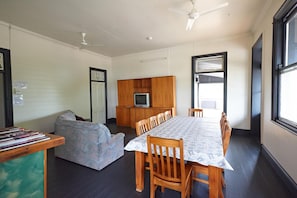 Dining - Commercial Hotel (Charters Towers)