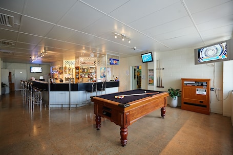 2 bar/dinlenme salonu