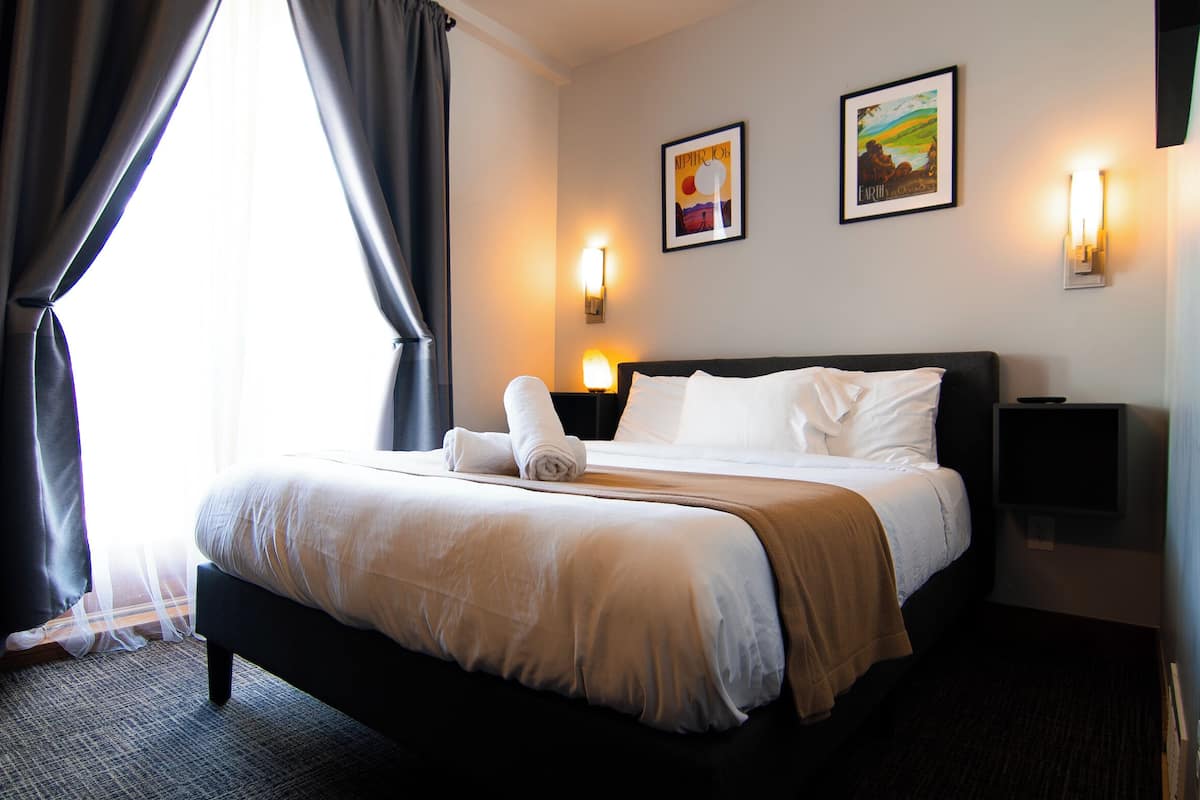 Chambre Économique, 1 grand lit, salle de bains commune, vue montagne | Ameublement personnalisé, fer et planche à repasser, Wi-Fi gratuit