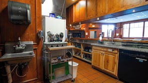 Full-sized fridge, microwave, oven, stovetop