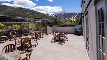 Economy-Zimmer, 1 Queen-Bett, Gemeinschaftsbad, Bergblick | Blick vom Balkon