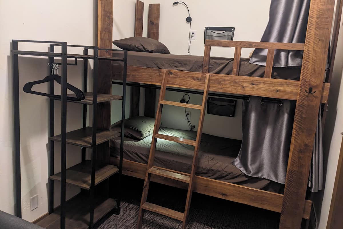 Chambre avec lits jumeaux | Ameublement personnalisé, fer et planche à repasser, Wi-Fi gratuit