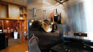 Großer Kühlschrank, Mikrowelle, Ofen, Herdplatte