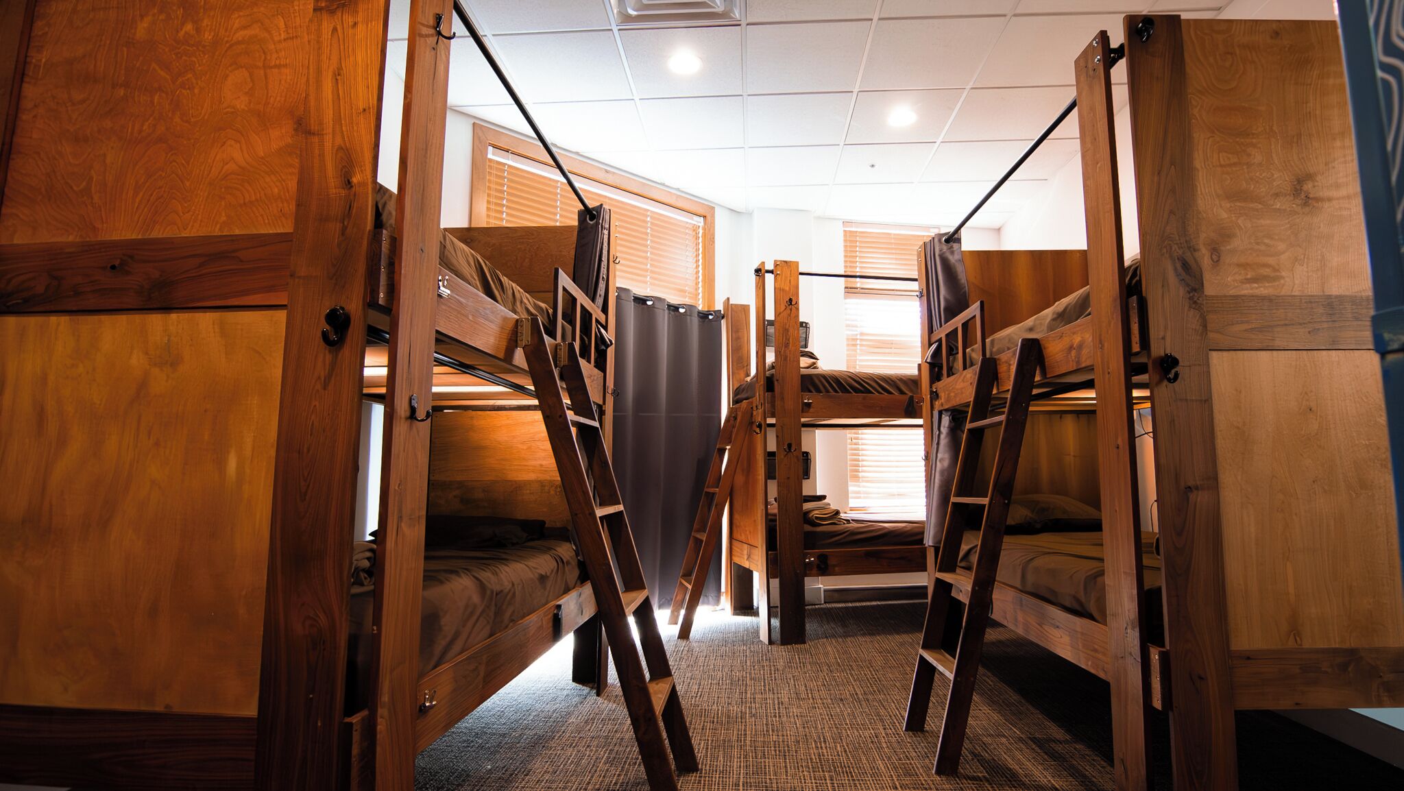 Eenvoudige slaapzaal, alleen voor vrouwen | Individueel gemeubileerd, een strijkplank/strijkijzer, gratis wifi