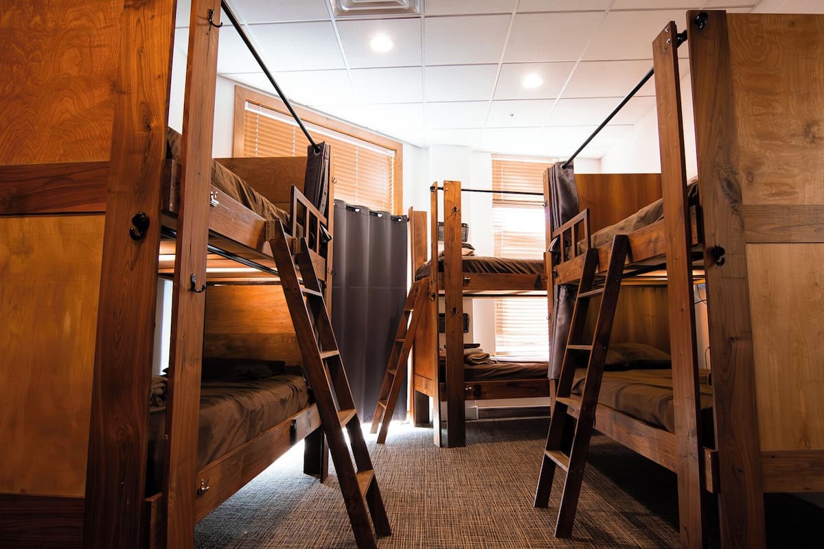 Eenvoudige slaapzaal, alleen voor vrouwen | Individueel gemeubileerd, een strijkplank/strijkijzer, gratis wifi