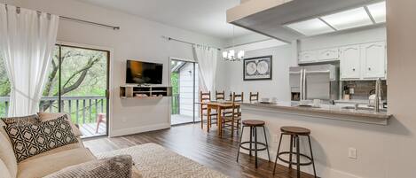 Smart TV, livros, biblioteca musical, videoteca