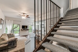 Smart TV, libri, biblioteca musicale, videoteca