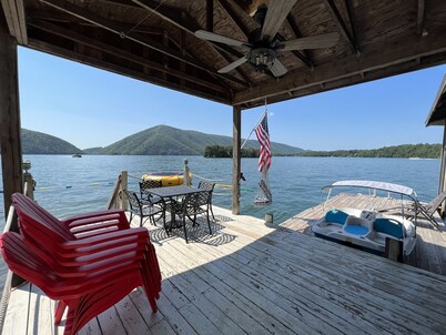 Quiet Deep Water Retreat • Best Lake Views • Sleeps 13 • Family Friendly