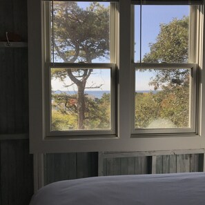 3 makuuhuonetta, tallelokero huoneessa, työpöytä, silitysrauta/-lauta