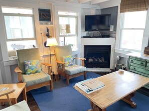 Smart-TV, Kamin, DVD-Player, Bücher
