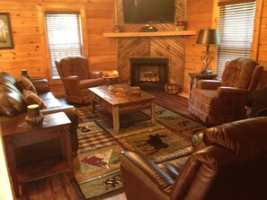 Televisión, chimenea, reproductor de DVD y futbolito 