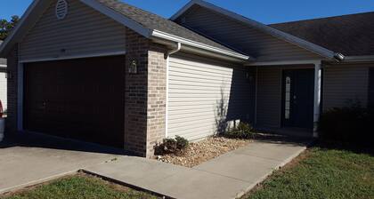 3 bedroom, 2 bath house. Sleeps 6. Close to 76 Hwy strip