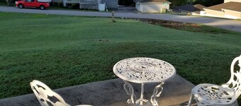 3 bedroom, 2 bath house. Sleeps 6. Close to 76 Hwy strip