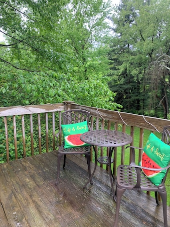Outdoor dining. Cozy Country Apartment in Heart of Geauga County