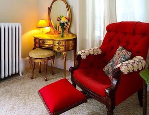 Habitación doble de uso individual | Área de sala de estar | Televisión de pantalla plana